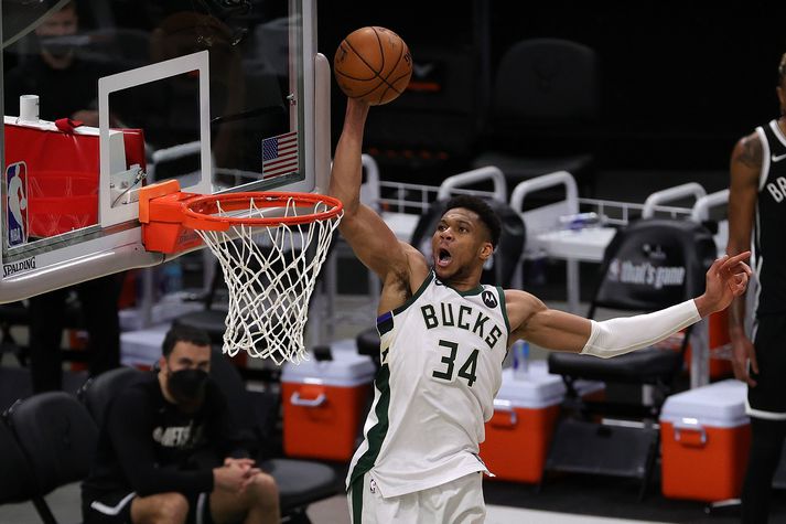 Giannis Antetokounmpo og félagar hafa jafnað metin gegn Brooklyn Nets.