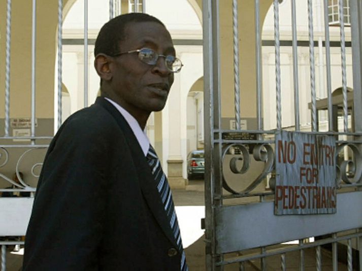 George Chikumbirike lögmaður mætir í Hæstarétt í Harare í morgun.
