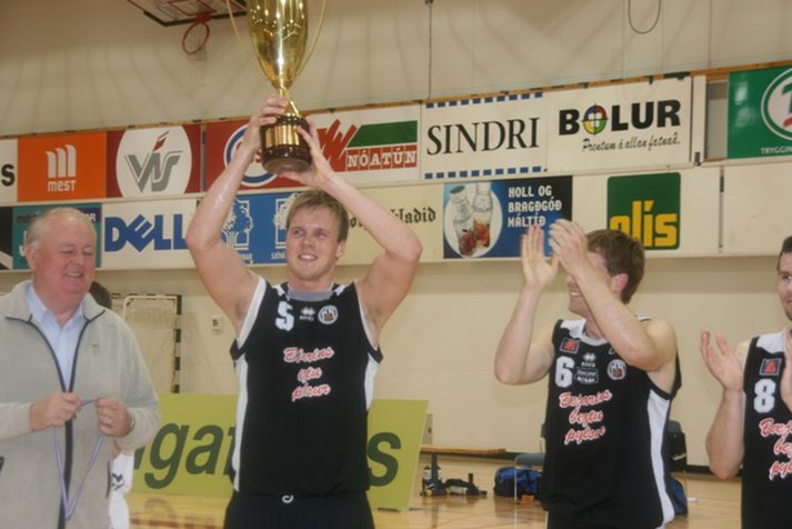 KR-ingar með bikarinn í kvöld.
