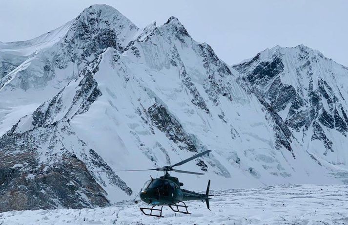 Þyrlur pakistanska hersins voru notaðar við leit í gær og mun leitin halda áfram í dag.