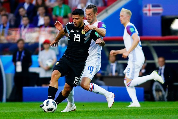 Aguero í baráttunni við Gylfa Þór Sigurðsson