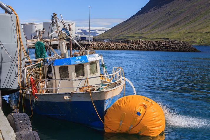 Varðskipið Þór hefur í vikunni unnið að því að koma Jóni Hákoni til Ísafjarðar.