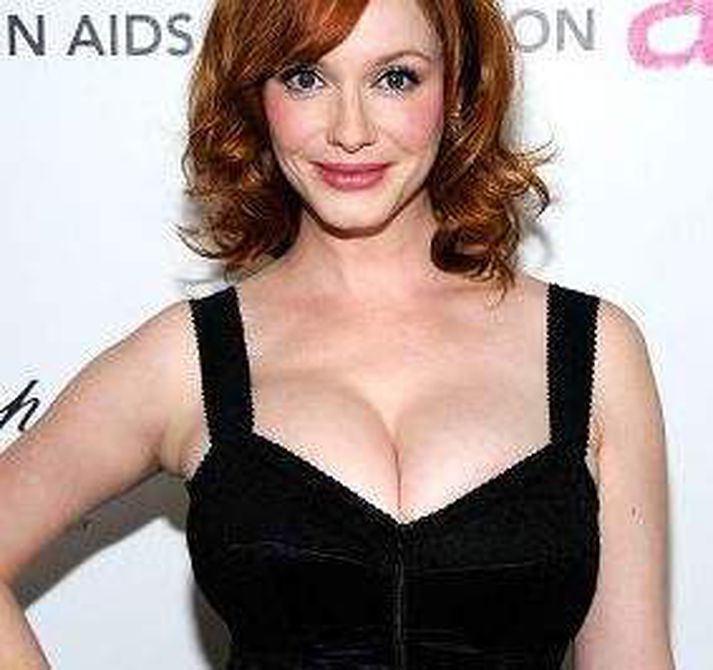 Christina Hendricks segist vera ánægð með vöxt sinn og segist líta út eins og kona en ekki stelpa.