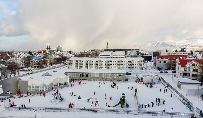 Ísaksskóli er einkaskóli sem starfar í Hlíðahverfi í Reykjavík. Þar hefur meðal annars farið fram kennsla fyrir fimm ára börn.