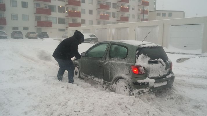 Veðrið gengur yfir landið í dag en heldur áfram á morgun á Austanverðu landinu.