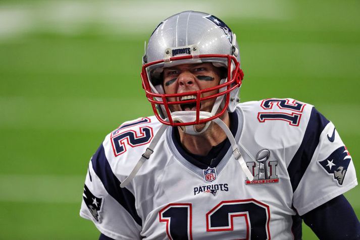 Tom Brady fagnar í treyjunni sem nú er fundin.