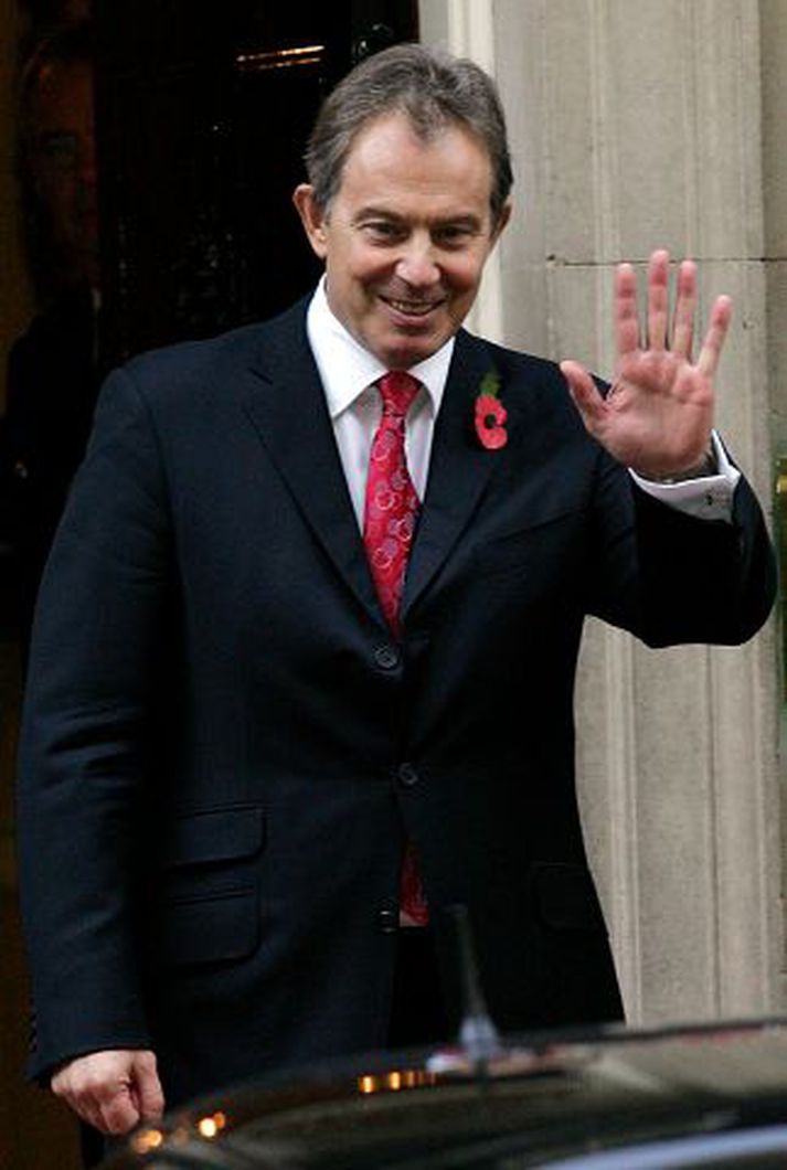 Á í Vök að verjast. Þegar eru teikn á lofti um að tekið sé að losna um flokksagann hjá þingmönnum Verkamannaflokksins. Því er hætt við að brosið breiða á andliti Blairs verði sjaldgæfari sjón næstu misserin.