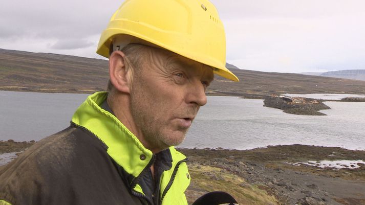 Gísli Eysteinsson, verkstjóri Suðurverks, við brúarstæðið í Mjóafirði í haust, áður en búið var að þvera fjörðinn.