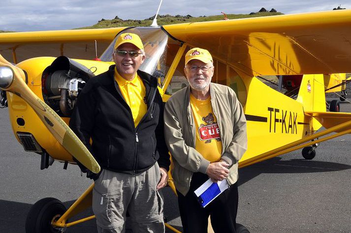Flugfélagar Ottó Tynes (til hægri) og Ingvar Valdimarsson flugu til Vestmannaeyja á Piper Cub-vélinni TF-KAK á laugardag í tilefni þess að sextíu og fimm ár voru liðin frá fyrsta fluginu til Eyja, sem farið var á sömu vél.Fréttablaðið/Óskar P. Friðriksson