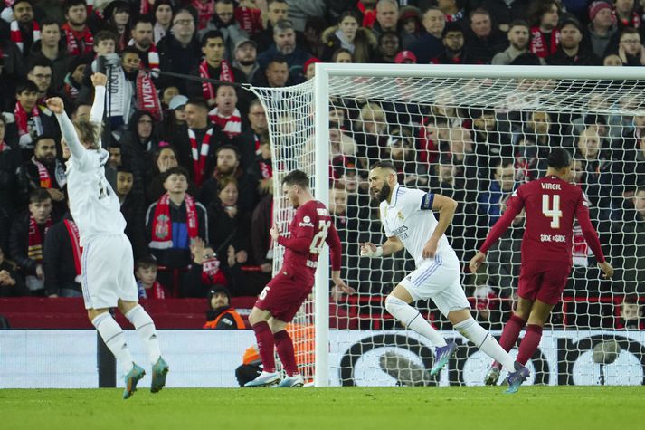 Karim Benzema fagnar seinna markinu sínu á Anfield í gær en þar tryggði hann 5-2 sigur Real Madrid á Liverpool.