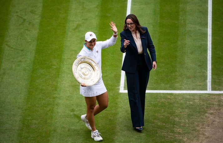 Ashleigh Barty fagnar sínum fyrsta sigri á Wimbledon.