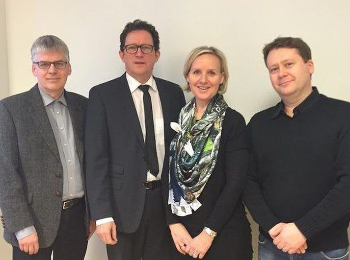 Kristján Þór Júlíusson heilbrigðisráðherra með fulltrúum Þrautar við undirritun.