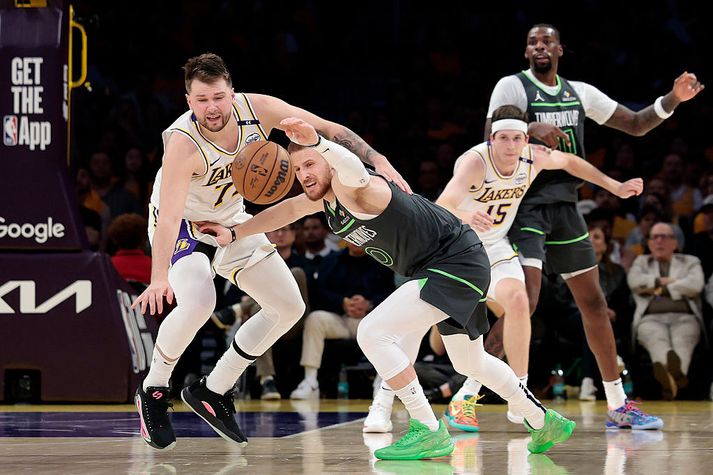 Luka Doncic og Donte DiVincenzo í kröppum dansi í LA í nótt.