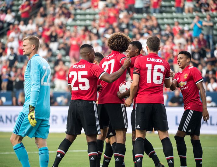 Valencia, Fellaini, Carrick og Lindgard fagna með Rashford öðru af mörkum hans.