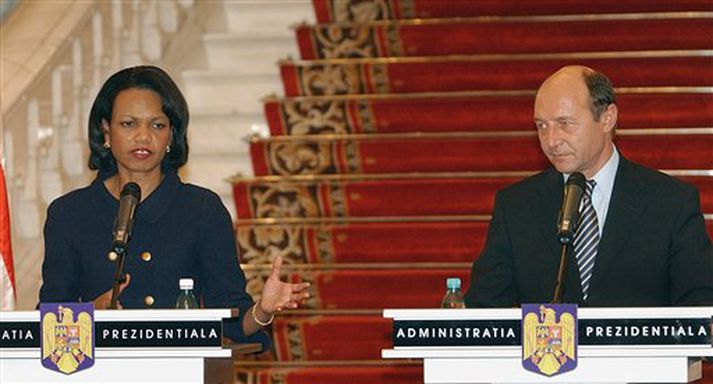 Condoleeza Rice, utanríkisráðherra Bandaríkjanna, og Traian Basescu, forseti Rúmeníu, á blaðamannafundi í gær.