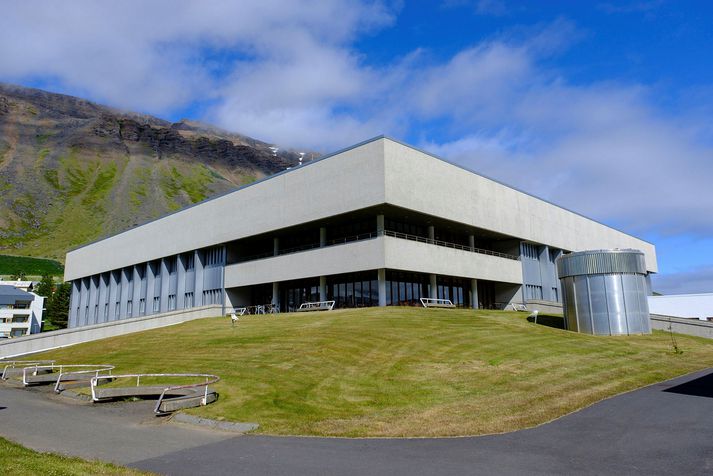 Læknirinn sem sakaður er um heimilisofbeldið hefur ekki starfað hjá Heilbrigðisstofnun Vestfjarða síðan 2013. 