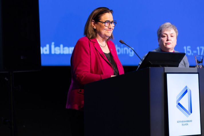 Inga Sæland barna- og menntamálaráðherra heldur hér ræðu sína í morgun og í bakgrunni má sjá Mjöll Matthíasdóttur formann Félags grunnskólakennara.