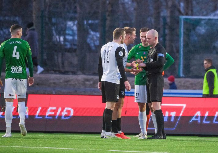 Björn Daníel Sverrisson, leikmaður FH, var ekki sáttur með Ívar Orra Kristjánsson, dómara leiksins, 