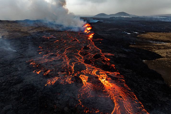 Hraunið hefur náð Melhólsnámu.