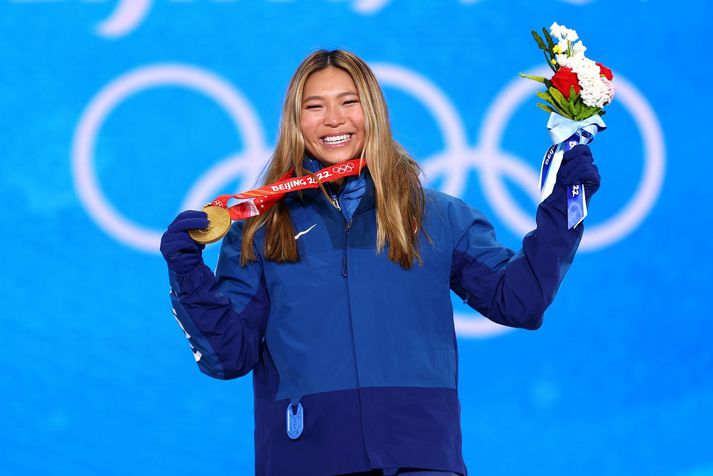 Chloe Kim með gullverðlaunin sem hún vann á Vetrarólympíuleikunum í Peking.