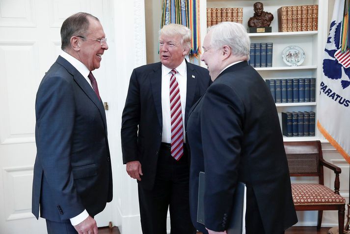 Sergej Lavrov (t.v.), Donald Trump og Sergej Kislyak, sendiherra (t.h.) á fundi þeirra í Hvíta húsinu 10. maí.