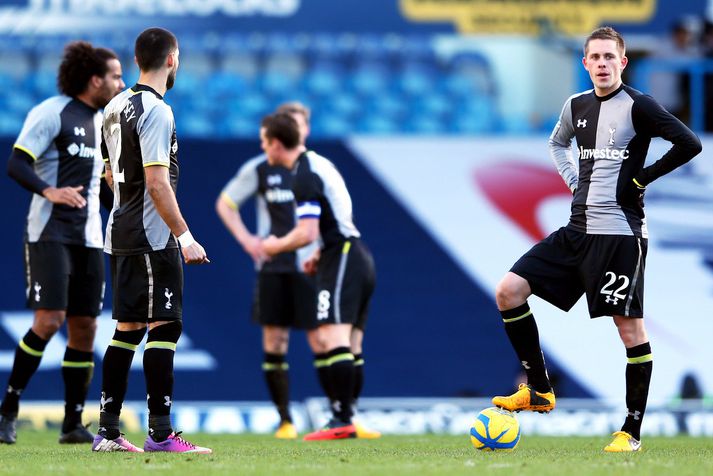 Huddlestone sést hér lengst til vinstri en Gylfi Þór með boltann.