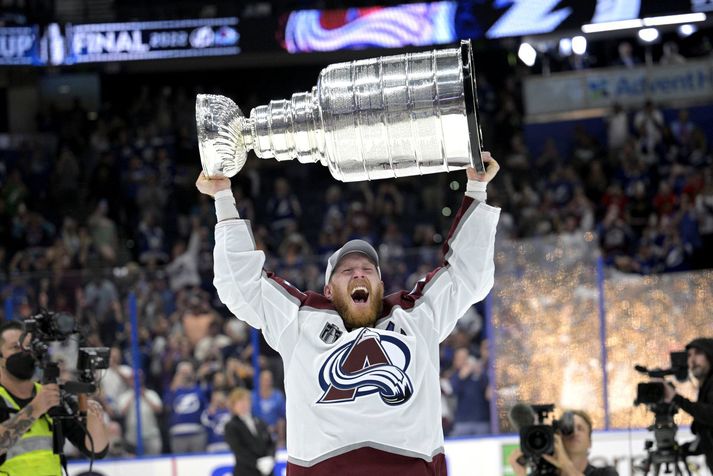 Gabriel Landeskog, fyrirliði Colorado Avalanche, lyftir hér Stanley bikarnum fræga eftir sigurinn á Tampa Bay Lightning í nótt.