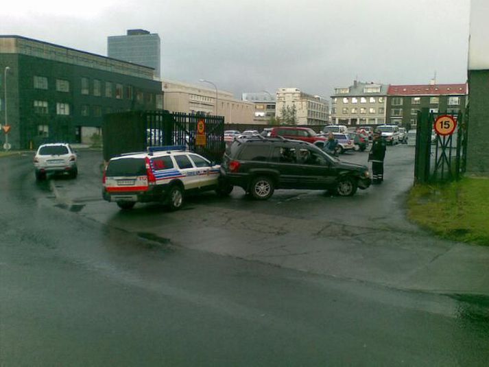 Bílferð mannsins lauk við planið fyrir aftan lögreglustöðina á Hverfisgötu.