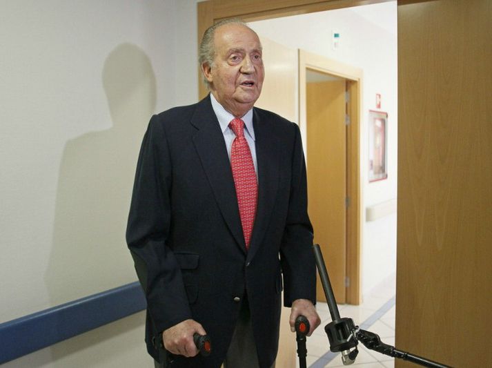 Juan Carlos ávarpar blaðamenn á spítalanum.