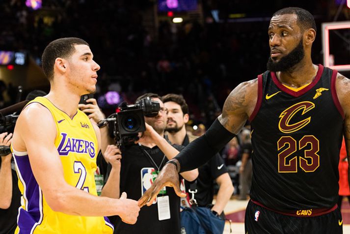 Lonzo Ball og LeBron James takast í hendur eftir leik Lakers og Cleveland.