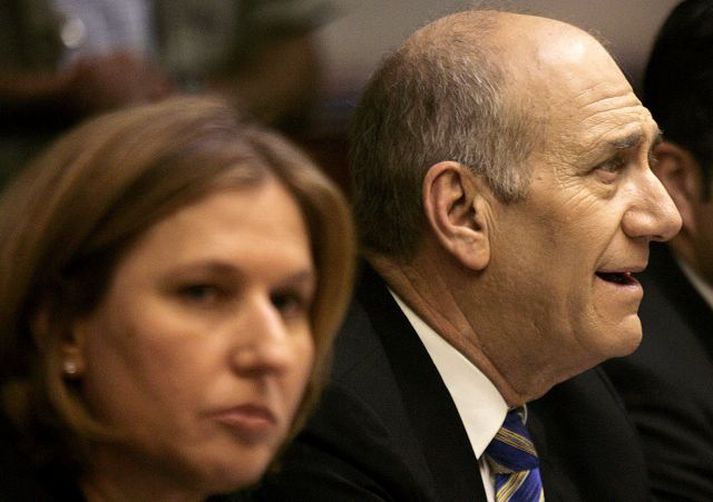 Tzipi Livni og Ehud Olmert. Livni sagðist að fundi þeirra loknum hafa sagt honum að hann ætti að segja af sér. Hún hætti þó við að segja af sér sjálf.