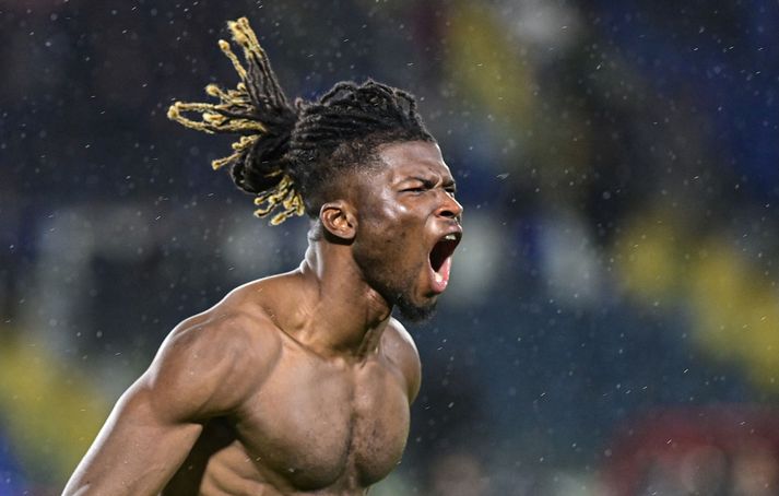 El Bilal Toure fagnar gríðarlega eftir að hafa skorað úr síðustu vítaspyrnunni og tryggt Malí sæti í átta liða úrslitum.