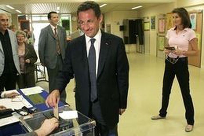 Flokkur Sarkozy fékk 340 þingsæti.