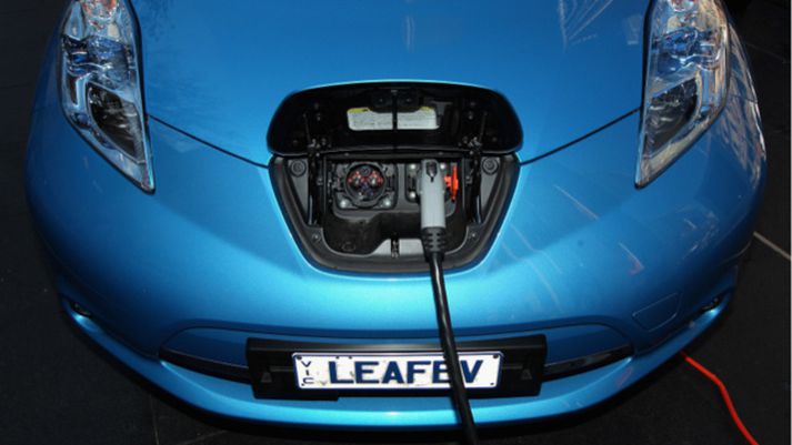 Nissan Leaf bíll hlaðinn.