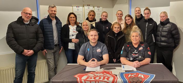 Aðalsteinn Jóhann Friðriksson og Dóra Sif Sigtryggsdóttir, formaður stjórnar Þórs/KA, ásamt fleiri stjórnarmönnum og leikmönnum.