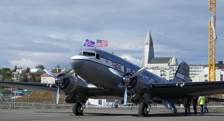 Þessi vél er árgerð 1942 og kallast The Spirit of Benovia. Bandaríski herinn notaði hana mikið í flugi yfir Himalaya-fjöllum í stríðinu gegn Japönum. Eftir stríð notuðu bandarísk stjórnvöld vélina meðal annars til að hjálpa kínverskum þjóðernissinnum að flýja til Taívan þegar kommúnistar náðu völdum í Kína. Bandaríska leynisþjónustan CIA nýtti vélina einnig til verkefna gegn kommúnistum í Suðaustur-Asíu.