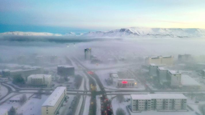 Hafnarfjarðarvegi hefur verið lokað vegna bílveltu.