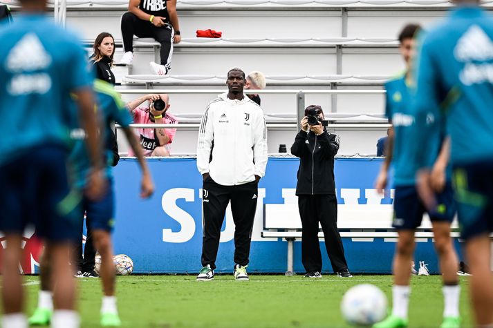 Pogba mun þurfa að horfa á liðsfélaga sína æfa næstu vikurnar þar sem hann þarf að fara undir hnífinn vegna meiðsla á hné.