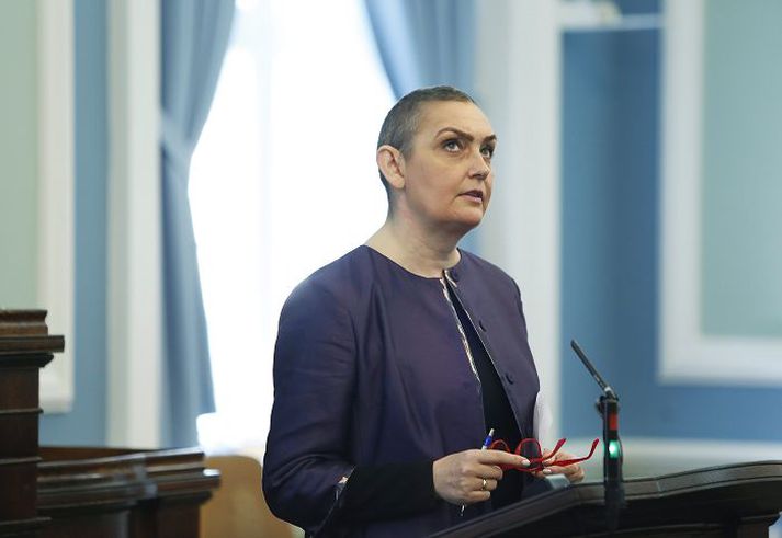 Ólöf Nordal innanríkisráðherra ber fullt traust til lögreglustjórans á höfuðborgarsvæðinu og engin eftirmál verða af miðlun persónuupplýsinga af hálfu ráðuneytisins. Ólöf svaraði spurningum þingmanna undir liðnum óundirbúnar fyrirspurnir á Alþingi í gær.