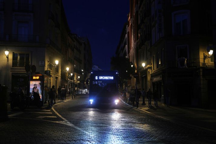 Strætisvagni ekið eftir dimmu stræti í Madrid í rafmagnsleysinu 28. apríl.