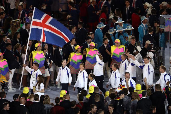 Þormóður Árni Jónsson ber fána Íslands inn á Maracana leikvanginn í Ríó þann 5. ágúst 2016.