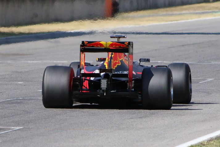 Dekkin voru prófuð í fyrra, hér er Red Bull bíllinn á 2017 dekkjunum frá Pirelli.