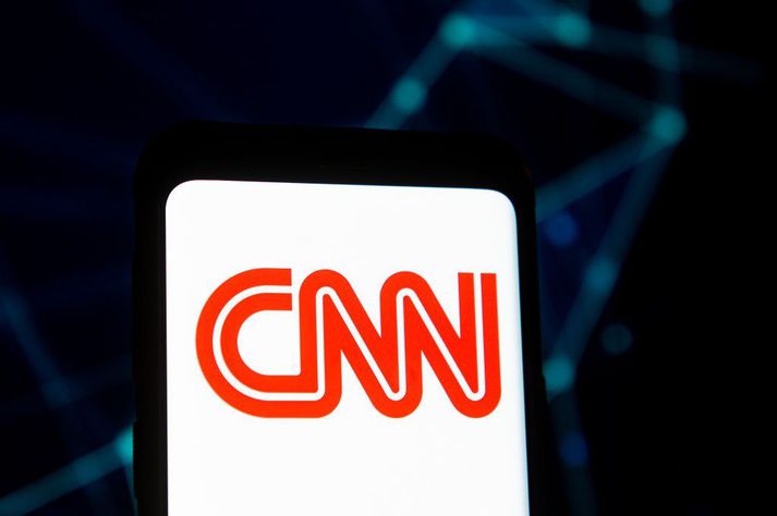 Trump forseti hefur lengi haft horn í síðu CNN-fréttastöðvarinnar sem hann þreytist ekki á að saka um að flytja „falsfréttir“. Nú vill hann að stöðin dragi til baka skoðanakönnun sem var honum ekki í vil, þrátt fyrir að niðurstöður könnunarinnar væru í takti við aðrar sem voru gerðar um svipað leyti.