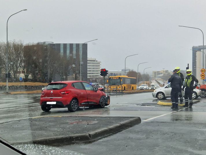 Lögregla stýrir aðgerðum á vettvangi.