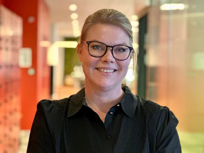 Elva Björk Ágústsdóttir er sálfræðikennari og umsjónarmaður hlaðvarpsins Poppsálin.