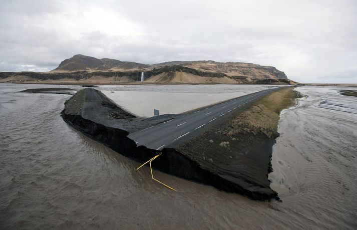 Sagan kennir að á fimmtán ára fresti rofnar þjóðvegurinn um Suðurland vegna náttúruhamfara.