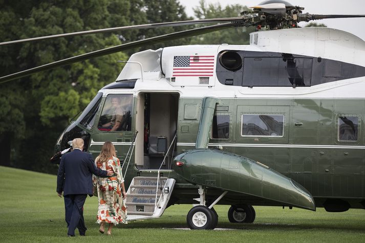 Trump-hjónin þegar þau yfirgáfu Hvíta húsið fyrir ferð sína austur yfir Atlantshafið.