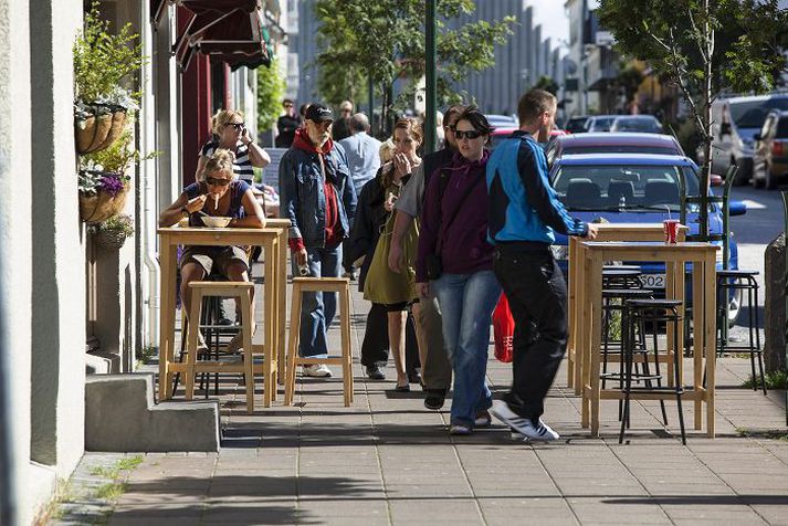 Ekki eru allir sáttir með framkvæmdir og lokun fyrir bílaumferð um Laugaveg. Boðað hefur verið til opins fundar í Tjarnarbíói á morgun miðvikudag klukkan 17.15. Fréttablaðið/Ernir