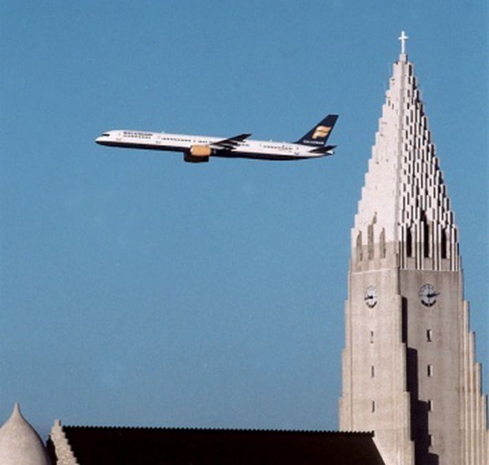 Ein af vélum Icelandair á flugi yfir höfuðborginni.