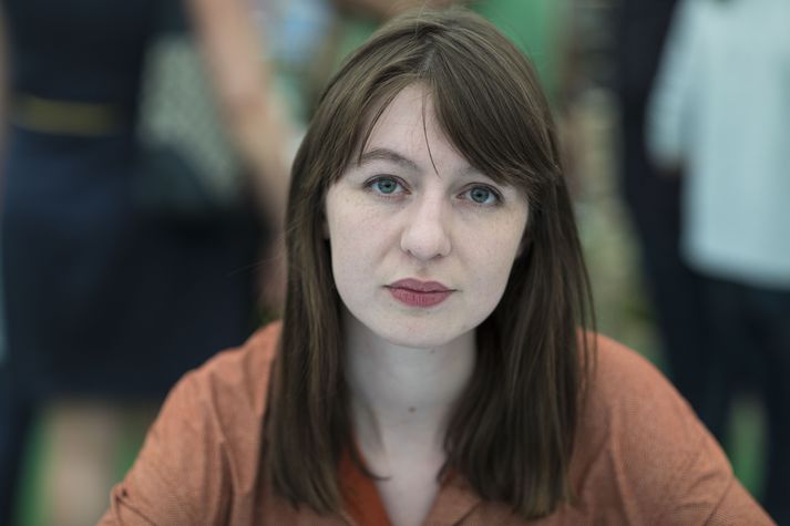 Sally Rooney skrifaði bækurnar Eins og fólk er flest og Millileikur.